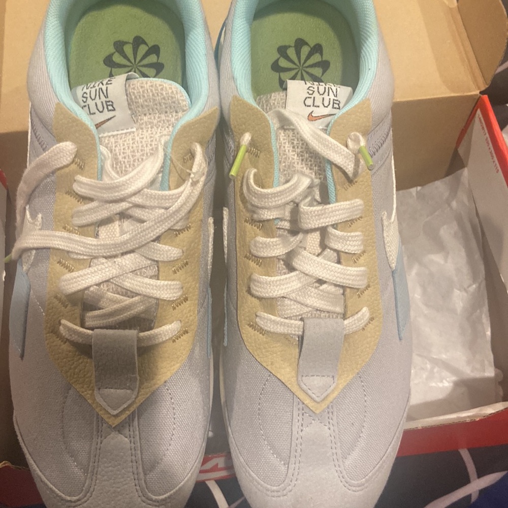 Nike - Picture 4 of 6